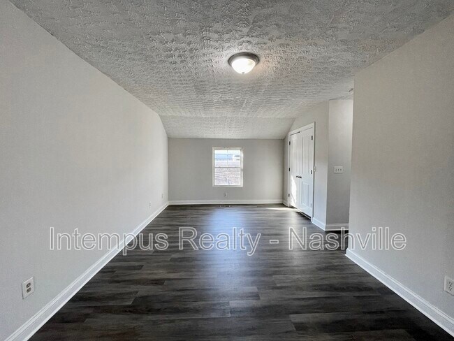 Building Photo - 109 W Trinity Ln