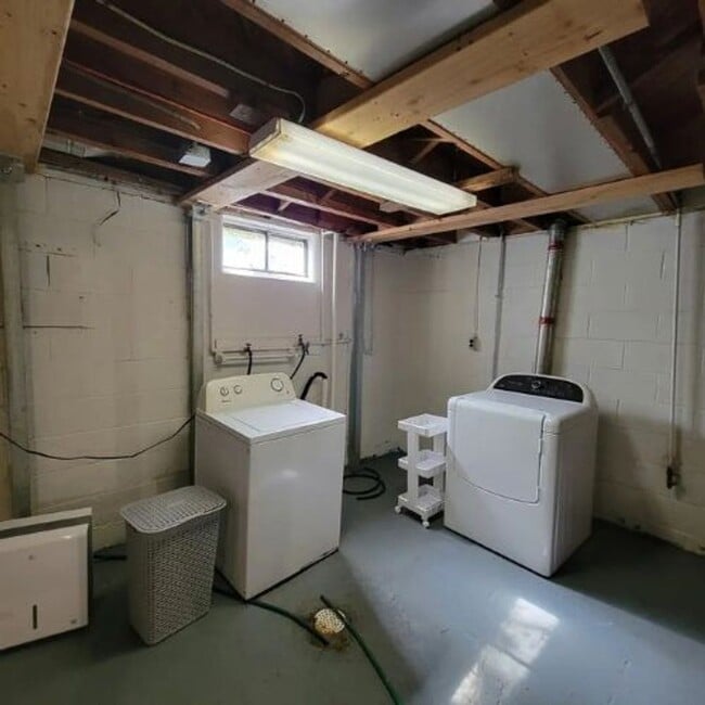 Building Photo - 3 Bedroom Home with Garage & Central Air