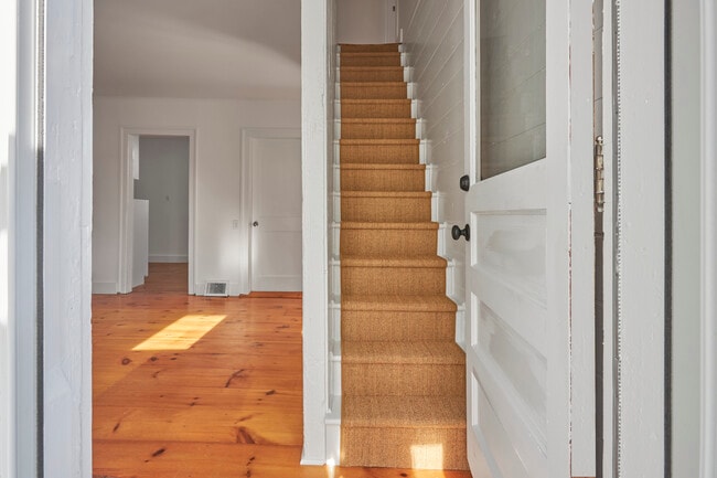 Building Photo - 16 Oak St