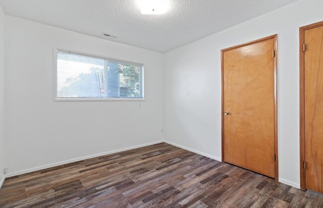 Building Photo - 2 bed 1 bath Duplex unit in Milwaukie Hect...