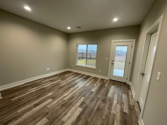 Building Photo - 16251/53 Ike Ct