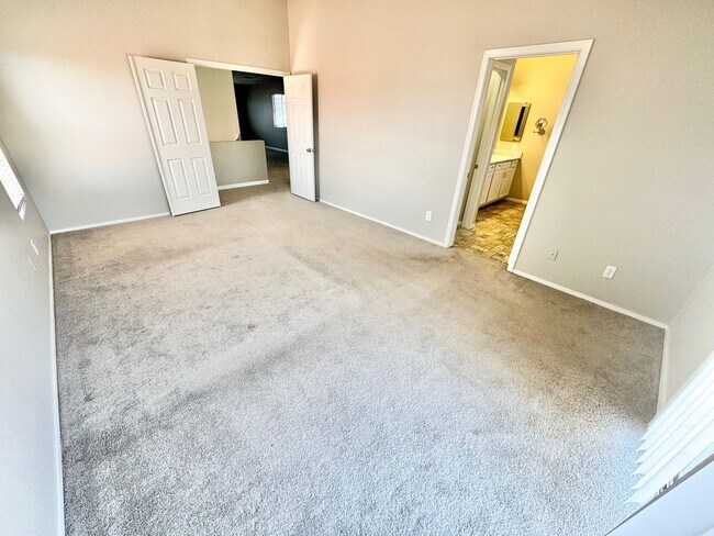 Building Photo - LIMITED TIME ONLY: $500 OFF 2ND MONTH'S RENT -MOVE IN W/IN TWO WEEKS TO TAKE ADVANTAGE of this Be...