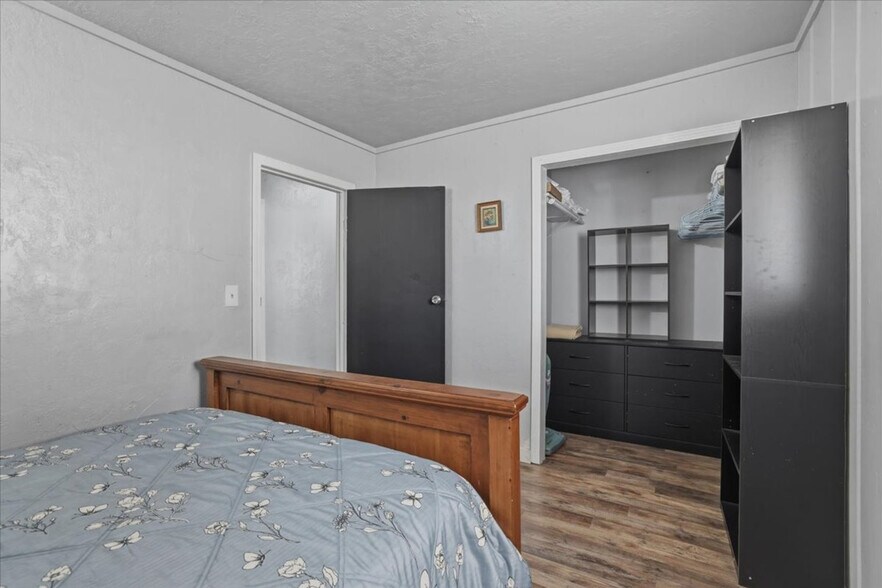 Building Photo - 290 E 4th S