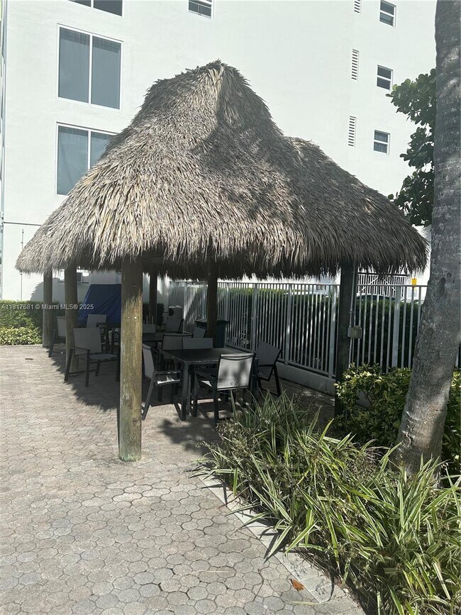 Building Photo - 10350 W Bay Harbor Dr