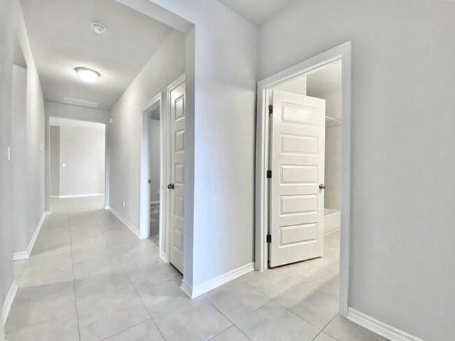 Building Photo - 816 Alta Wy