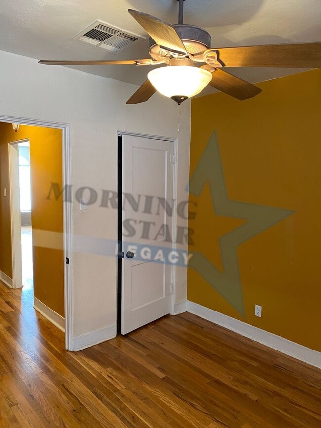Building Photo - Updated 2 bedroom with refrigerated air!