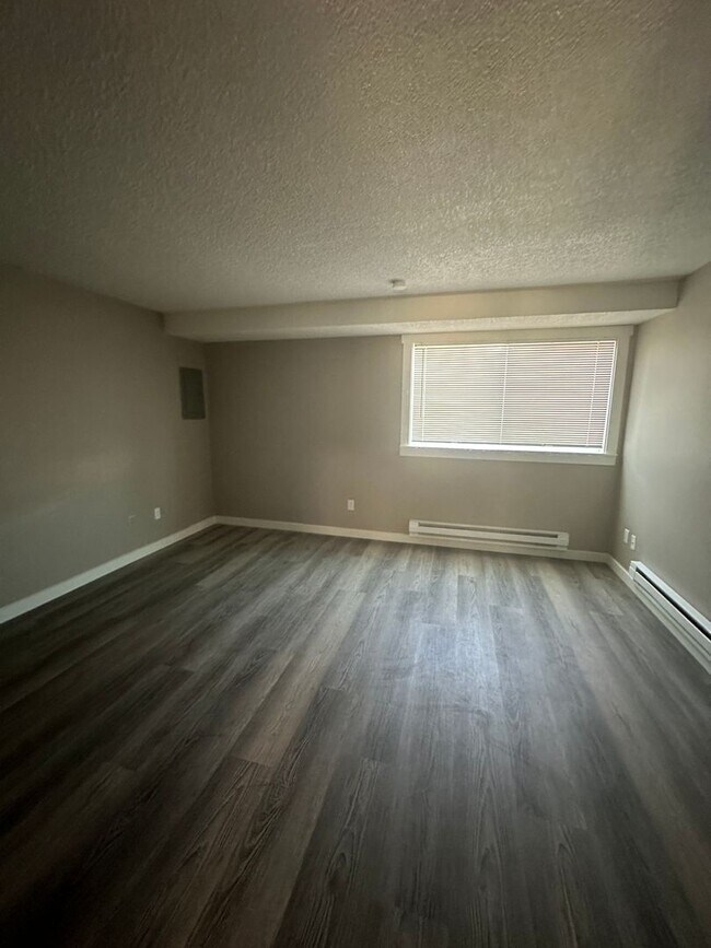 Building Photo - 519 Burnett Ave S