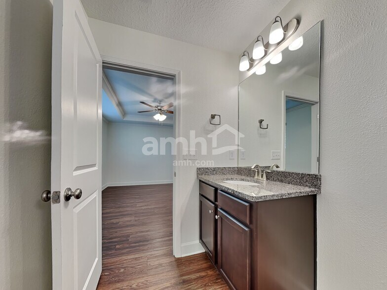 Building Photo - 5945 Hampton Creek Rd