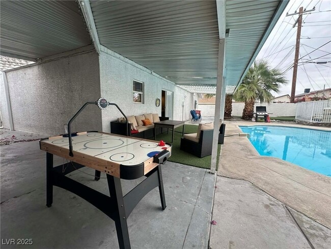 Building Photo - 2419 E Vegas Valley Dr