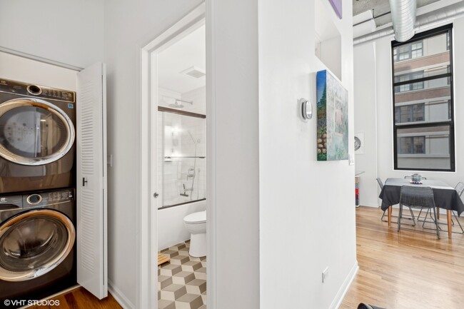 Building Photo - 758 N Larrabee St