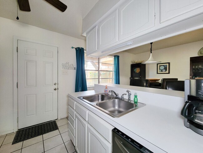 Building Photo - Two bedrooms two 1/2 bath townhome on Galv...