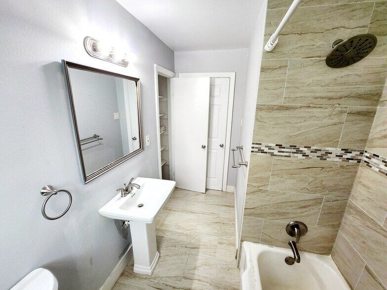 Building Photo - 618 Dunkley Dr