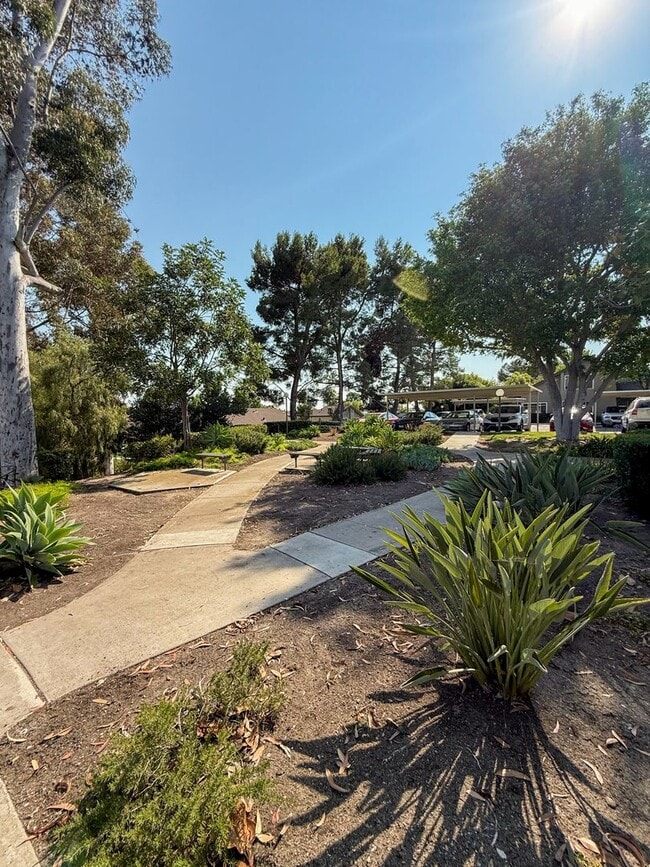 Building Photo - Renovated 3 Bedroom, 2 Bath Townhome with ...