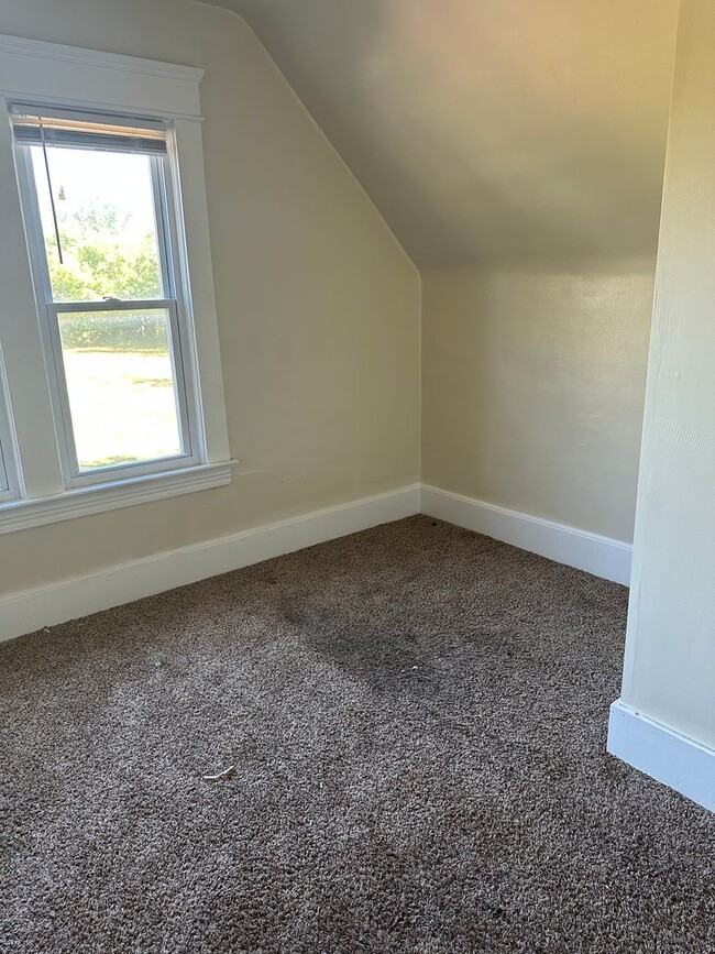 Building Photo - Three bedroom single family home on Clevel...