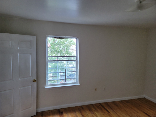 Building Photo - 323 E Jersey St