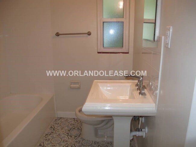 Building Photo - Beautiful 2/1 in Winter Park