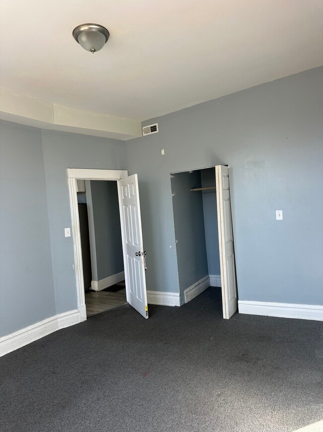 Building Photo - 4253 W Wilcox St