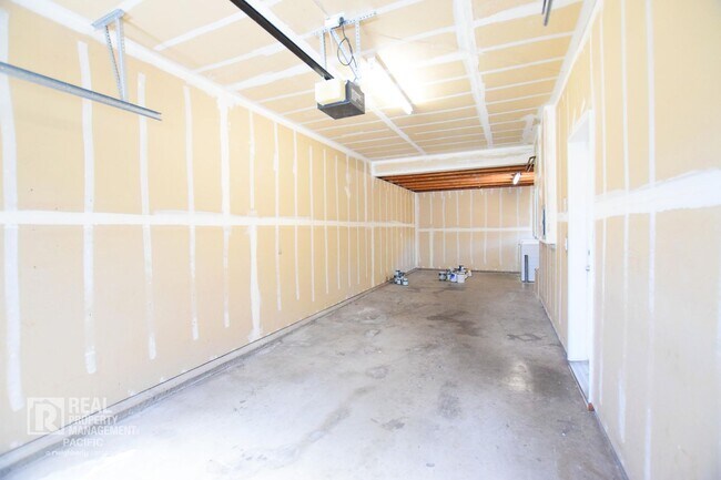 Building Photo - Newly Renovated 4 Bedroom with Parking