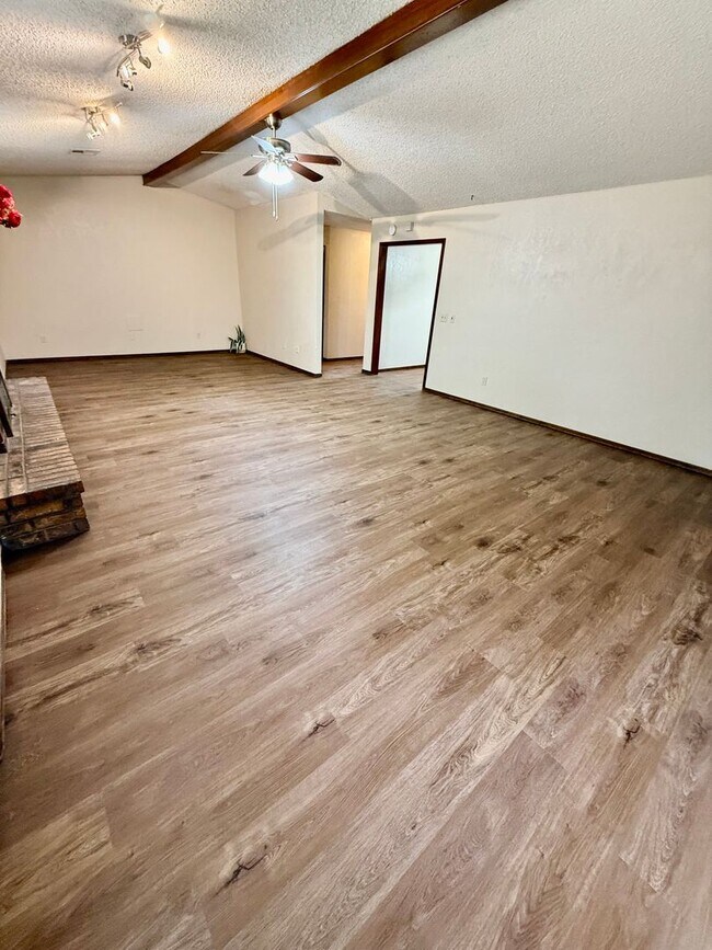 Building Photo - 1368 Cedarbrook Ln