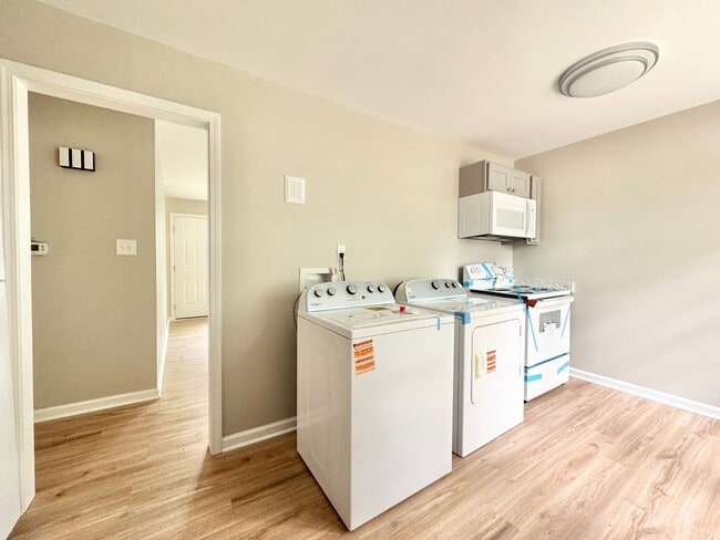 Building Photo - Renovated 3-bedroom convenient to I-40