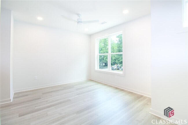 Building Photo - 260 Martha Dr