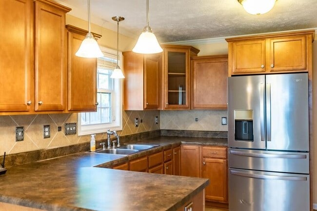 Building Photo - 389 Livingston Dr