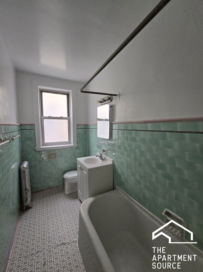 Building Photo - 1806 W Farwell Ave
