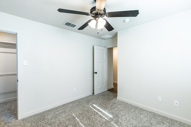 Building Photo - Price reduced! Half off first full months rent/ Zero security deposit. Spacious 3-Bedroom Duplex ...