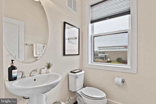 Building Photo - 44742 Tiverton Sq