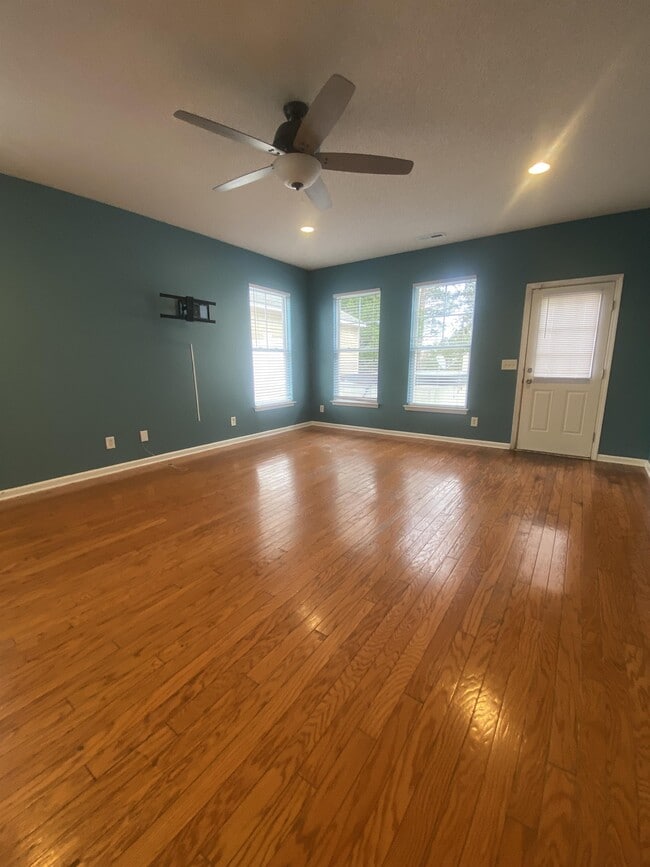 Building Photo - 421 Emerson Dr