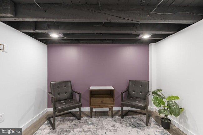 Building Photo - 526 E Thompson St