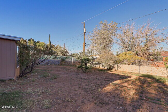 Building Photo - 10068 Oakwood Dr