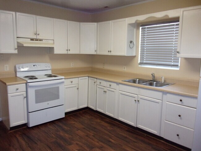 Building Photo - Recently Updated 2 Bedroom 1 Bath Home