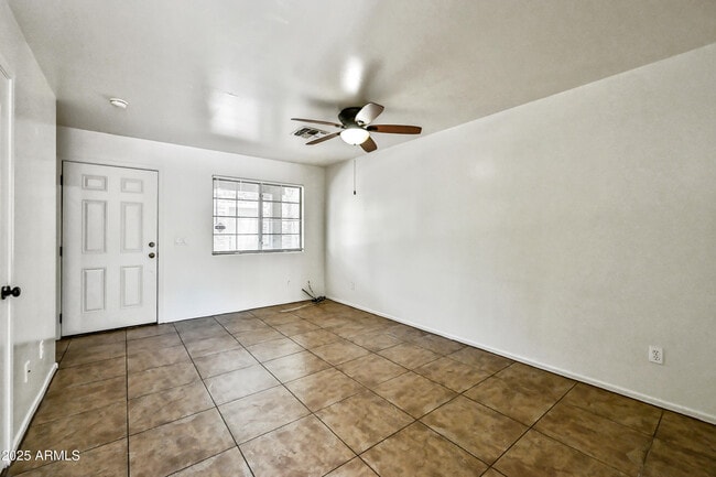 Building Photo - 2419 W Vista Ave