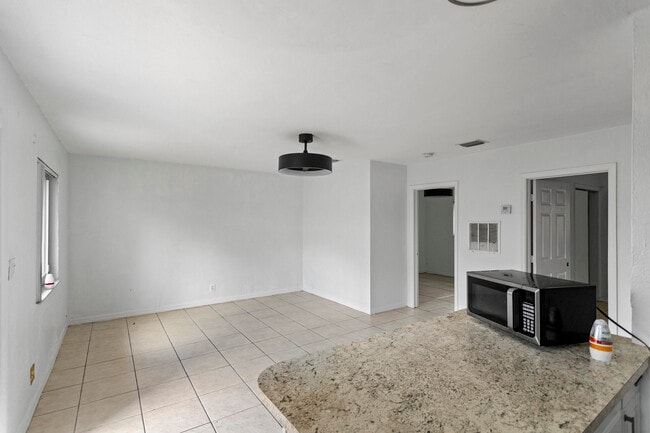 Building Photo - 709 SW 13th Ave