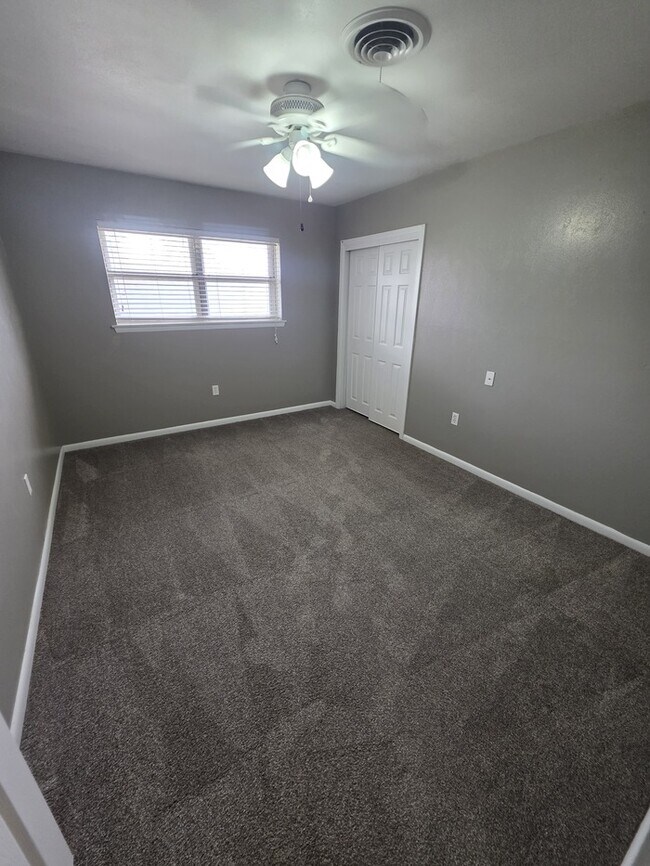 Building Photo - 3 bed 2 bath home with 2 car garage!