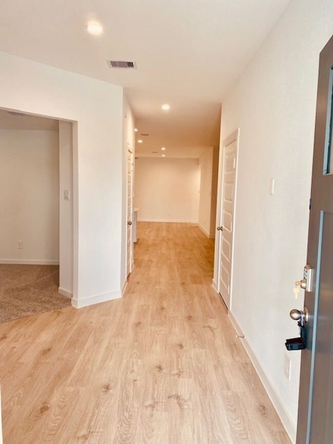 Building Photo - Grand Entry W/High Ceilings! Gorgeous Ligh...