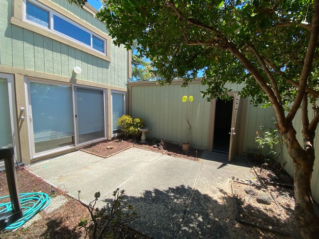 Building Photo - 1100 Island Dr