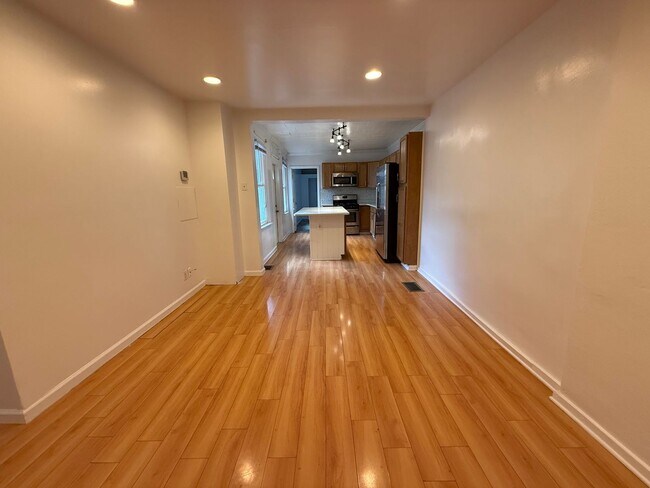 Building Photo - Luxury Home - South Side Flats