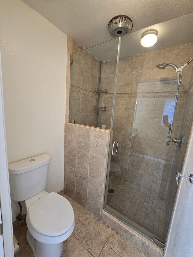 Building Photo - Private & Quiet Gem!