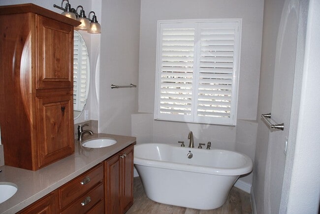 Building Photo - Beautiful 4 br, 2 bath, 2 car garage Home in Sparks.