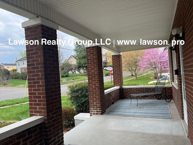 Building Photo - 1733 Maiden Ln SW