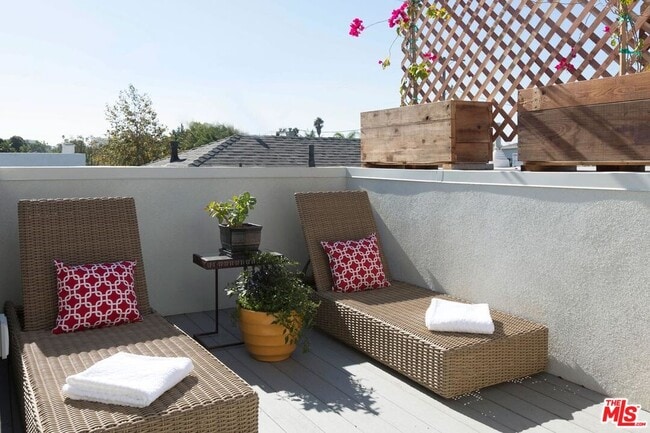 Building Photo - 613 6th Ave