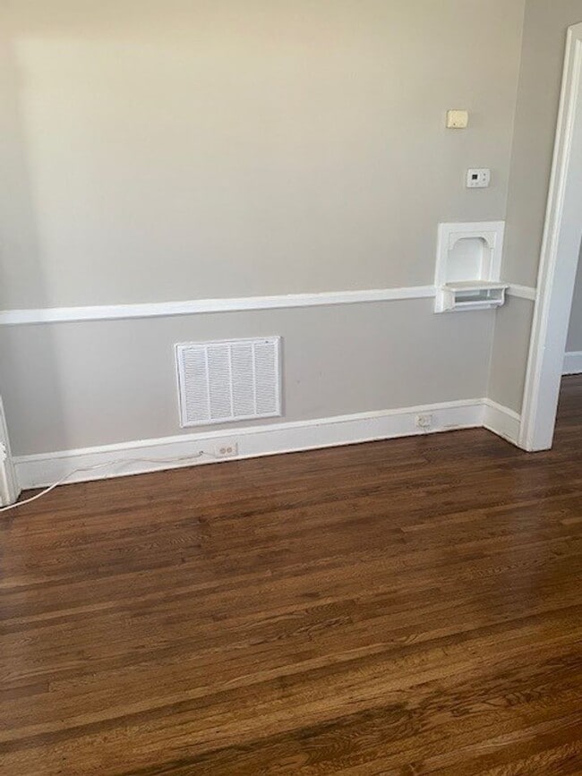 Building Photo - Two Bedroom House