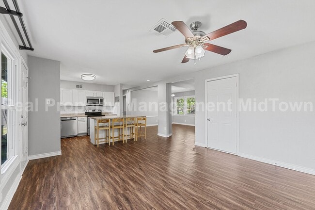 Building Photo - Charming Home in Established Community