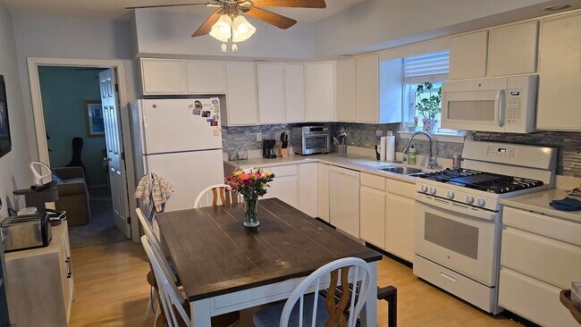 Building Photo - 9604 Ventnor Ave