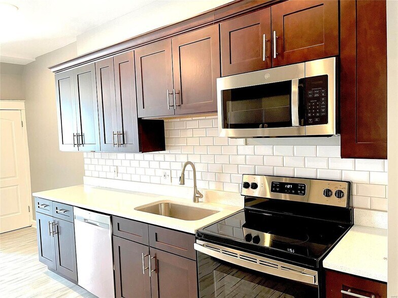 Primary Photo - 5011 Devonshire Ave