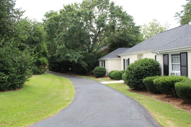 Building Photo - Spacious 4-Bedroom Home in Desirable Walnu...