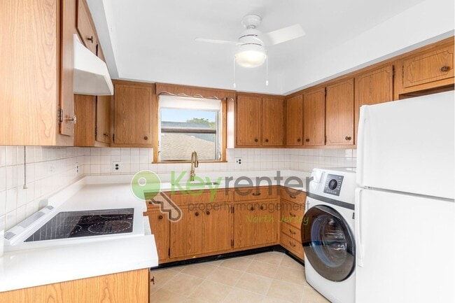 Building Photo - 1-Bed Apartment with Hardwood Floors, In-U...
