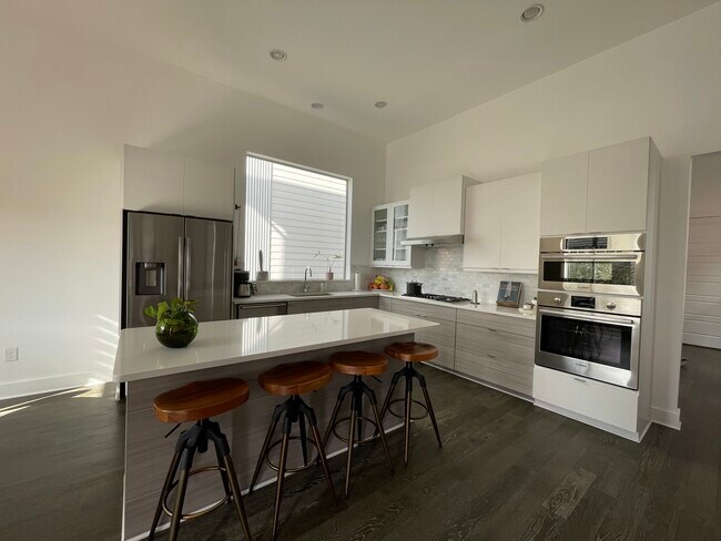 Building Photo - 6013 Florencia Ln